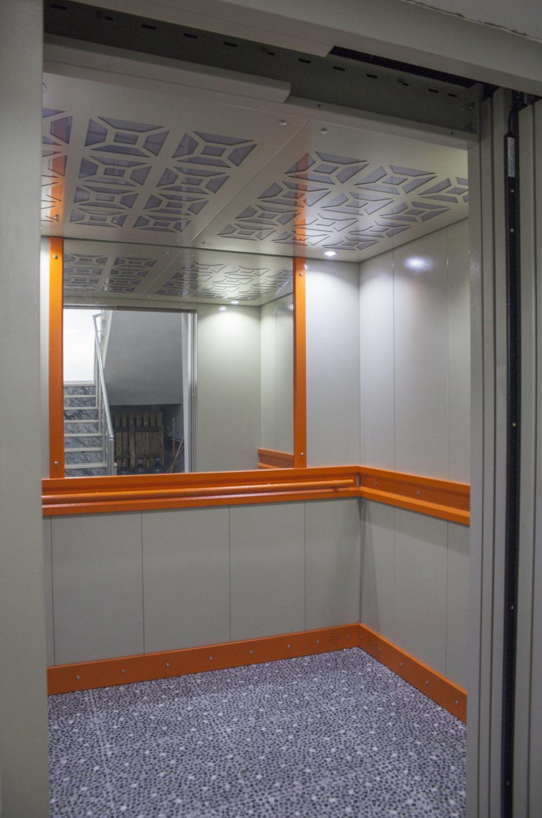 Вантажна ліфтова кабіна Ozbesler 109